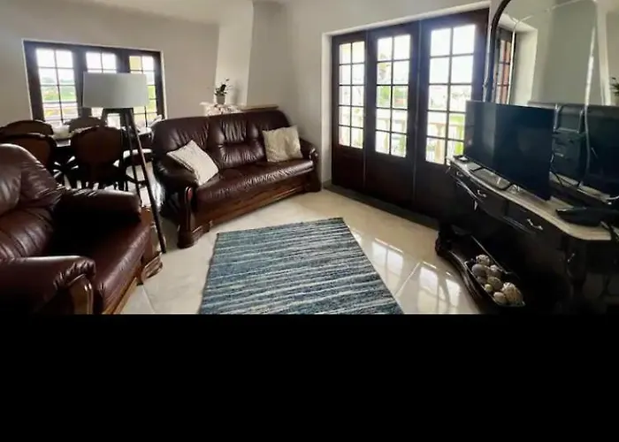 Brisa Bright Retreat Near The Beach! Bed and Breakfast